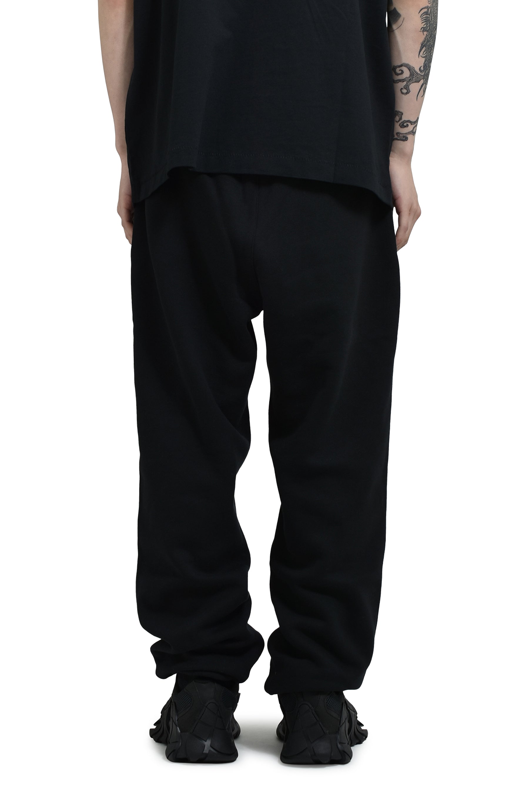 ESSENTIALS CLASSIC FIT FLEECE SWEATPANT / JET BLK