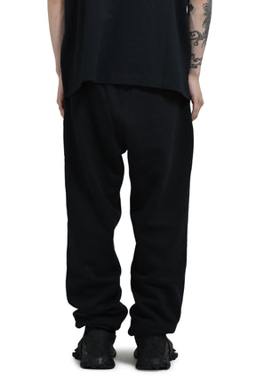ESSENTIALS CLASSIC FIT FLEECE SWEATPANT / JET BLK