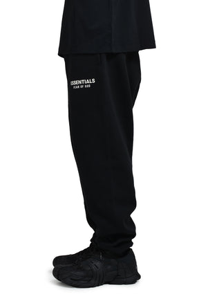 ESSENTIALS CLASSIC FIT FLEECE SWEATPANT / JET BLK