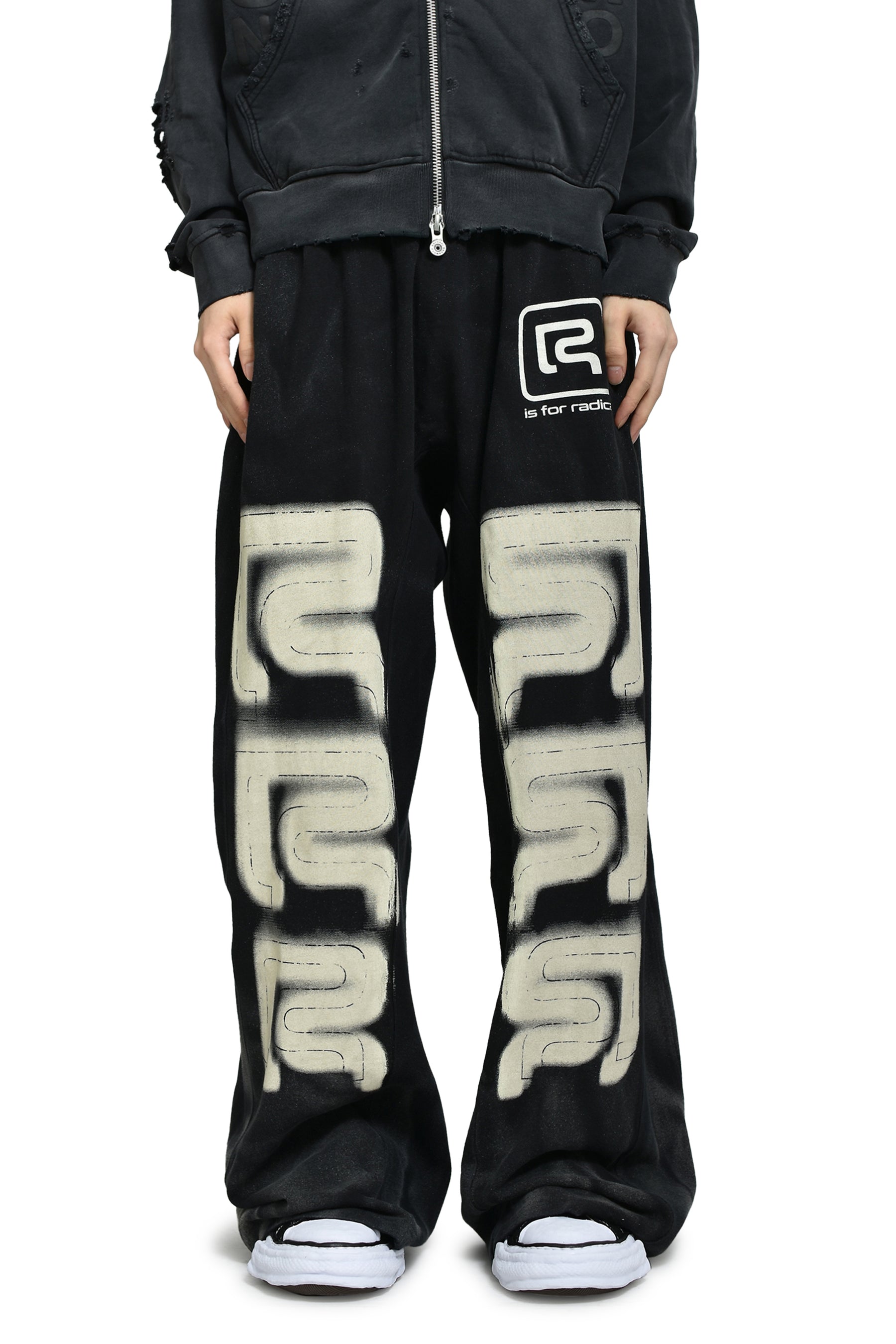 RRR123 FW25 スウェットパンツ R LOGO FASTER FLIGHT / MECHANIC BLK