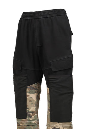 MIXED MATERIAL CARGO SWEAT PANT / CAMO HALF