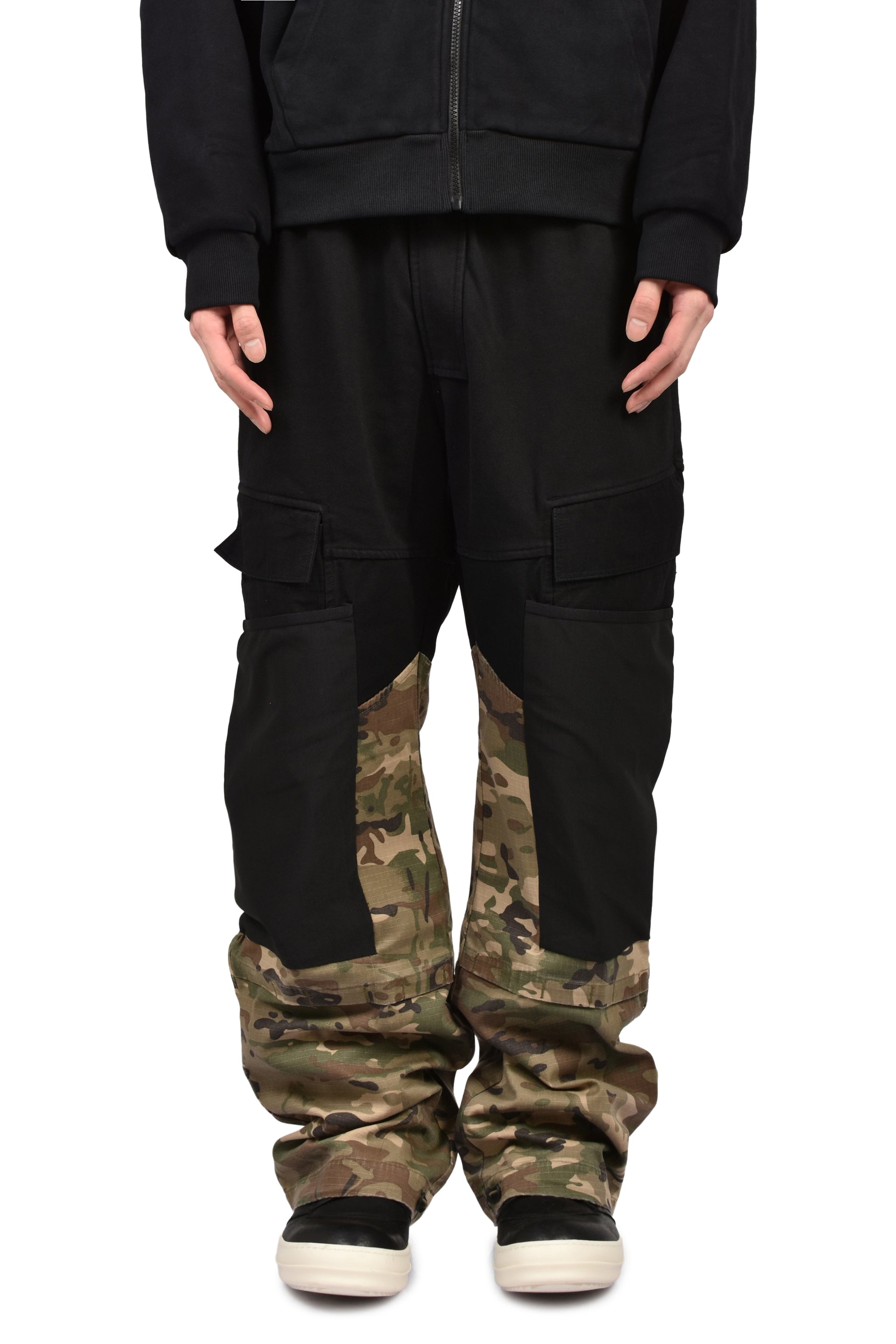 MIXED MATERIAL CARGO SWEAT PANT / CAMO HALF