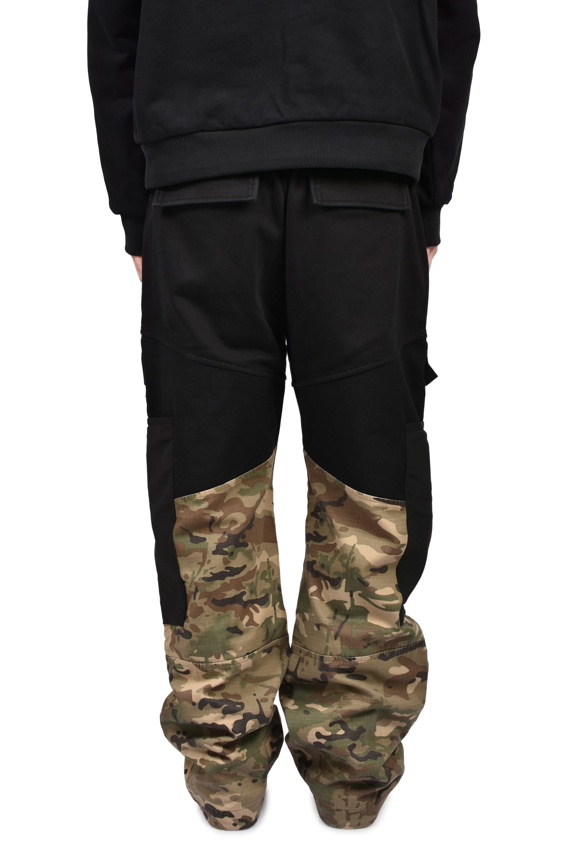 MIXED MATERIAL CARGO SWEAT PANT / CAMO HALF
