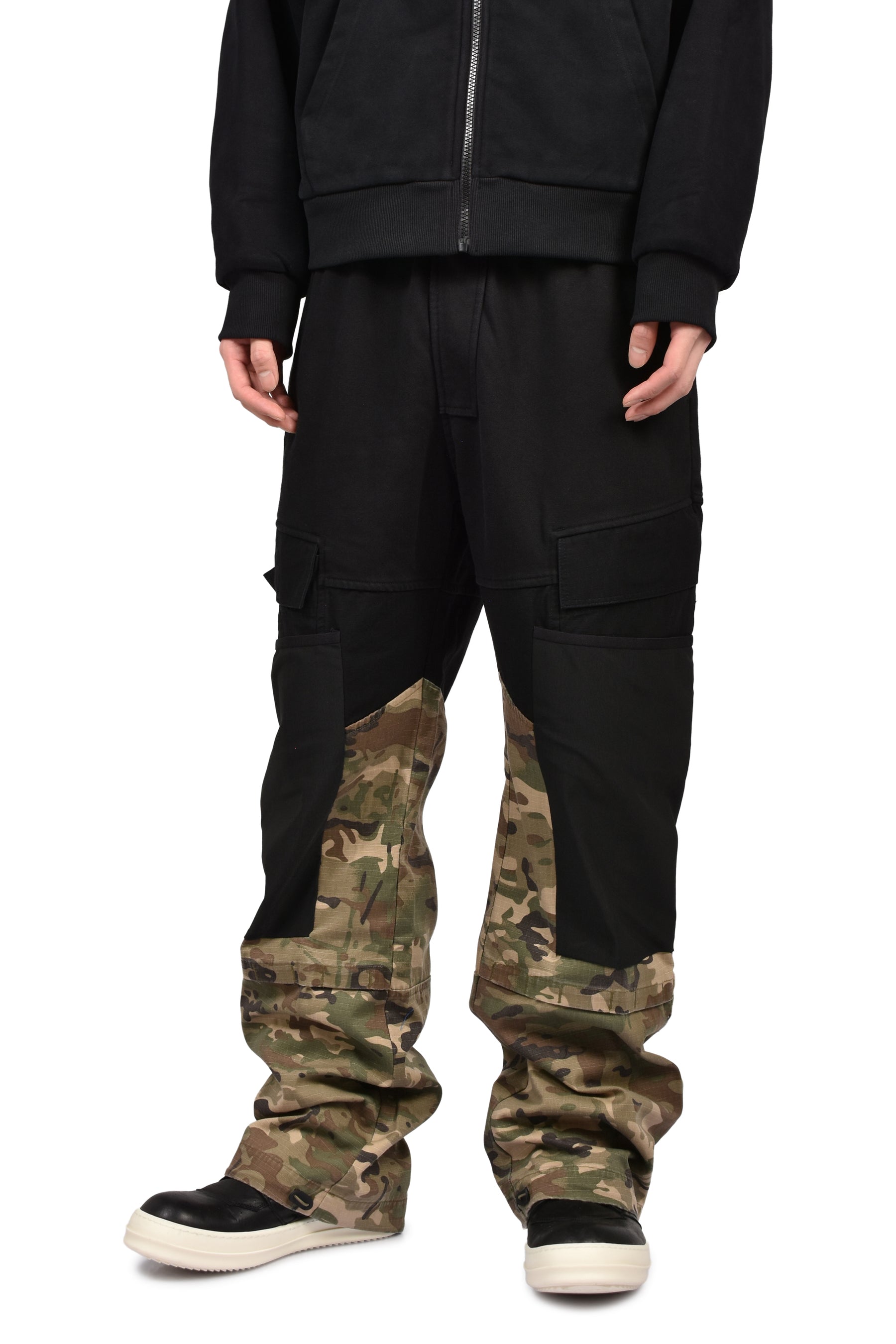 MIXED MATERIAL CARGO SWEAT PANT / CAMO HALF