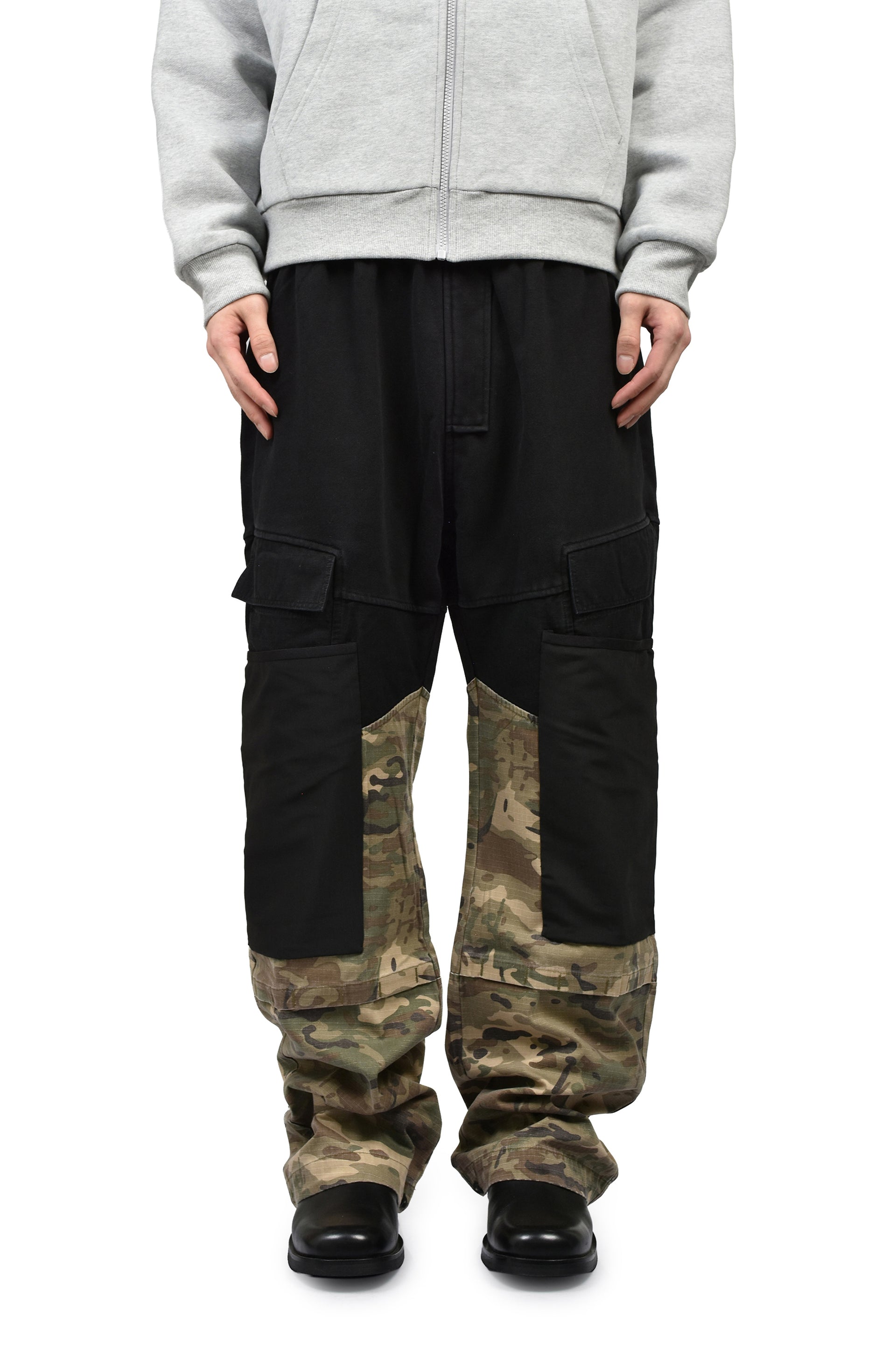MIXED MATERIAL CARGO SWEAT PANT / CAMO HALF