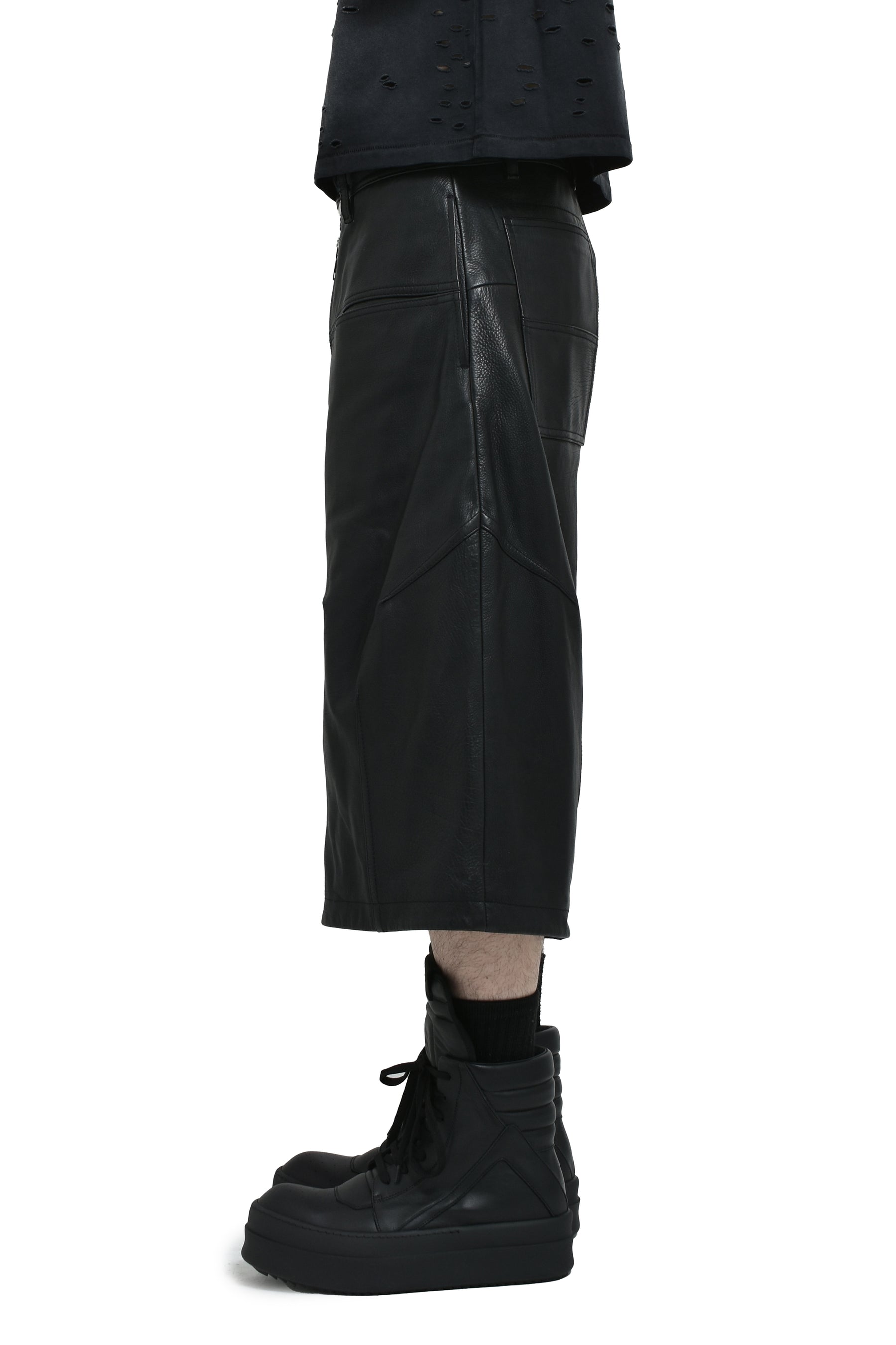 COW LEATHER BAGGY SHORTS / BLK 