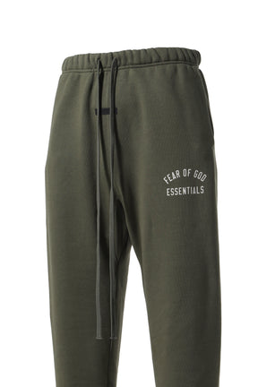 FLEECE ESSENTIAL SWEATPANT / MILITARY