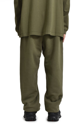 FLEECE ESSENTIAL SWEATPANT / MILITARY