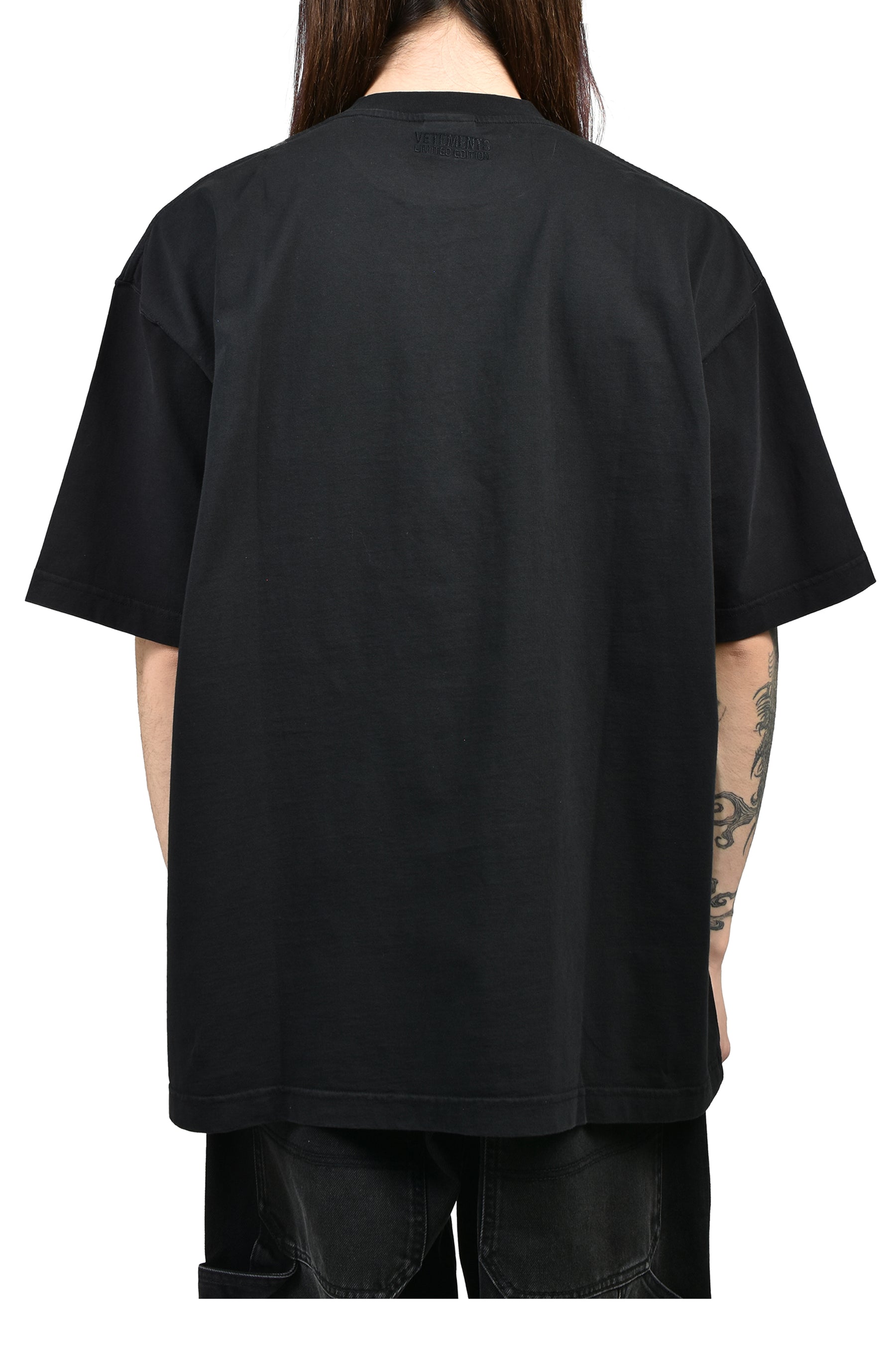 VETEMENTS STICKER T-SHIRT / BLK