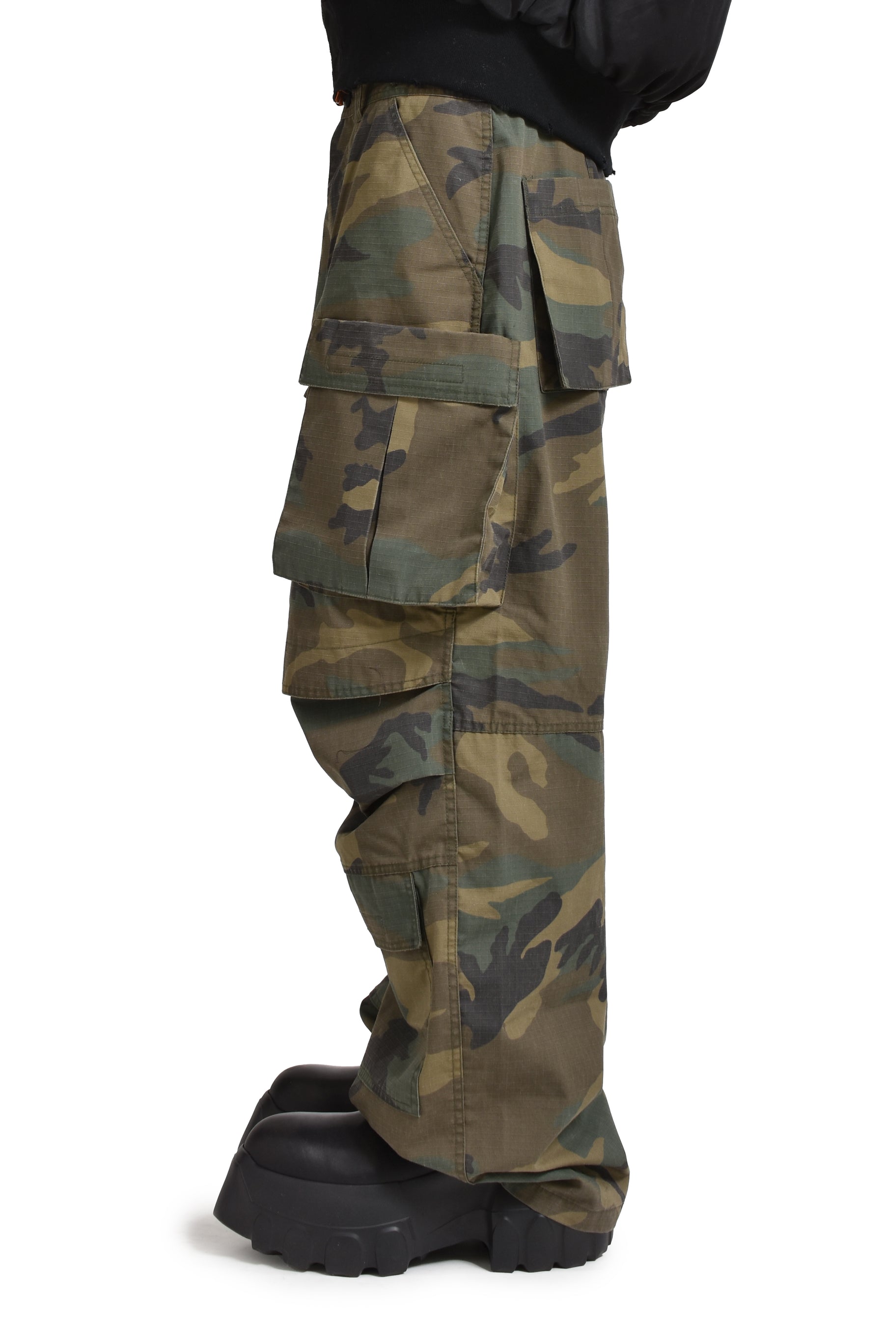 CAMO CARGO PANTS / CAMO