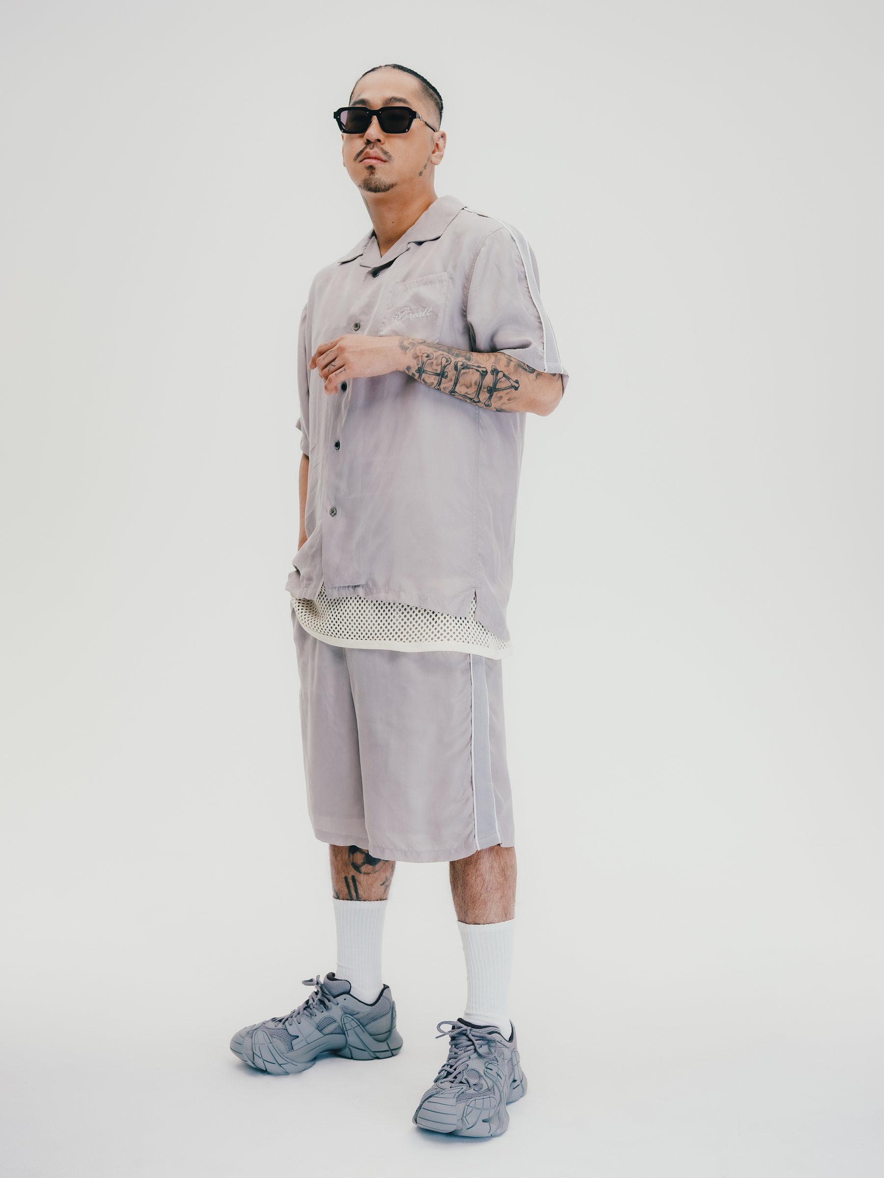 BREATH SCRIPT LOGO LINE SHIRT / GRY