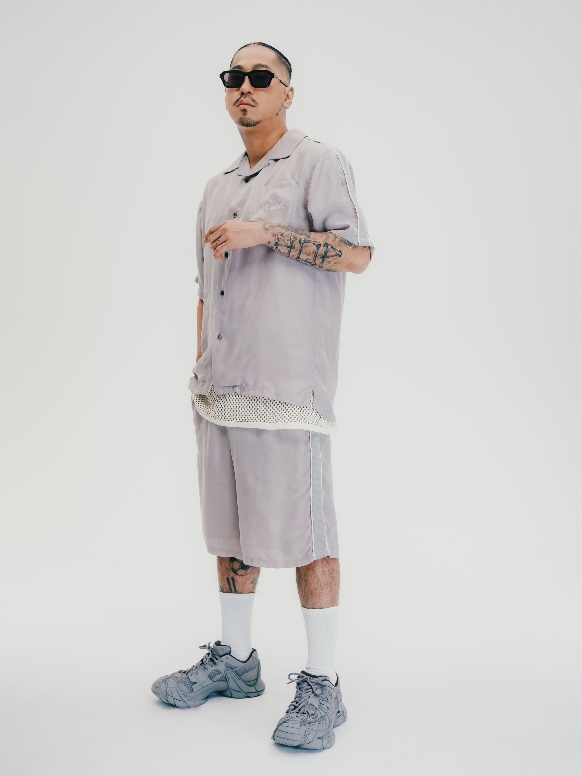 BREATH SCRIPT LOGO LINE SHIRT / GRY