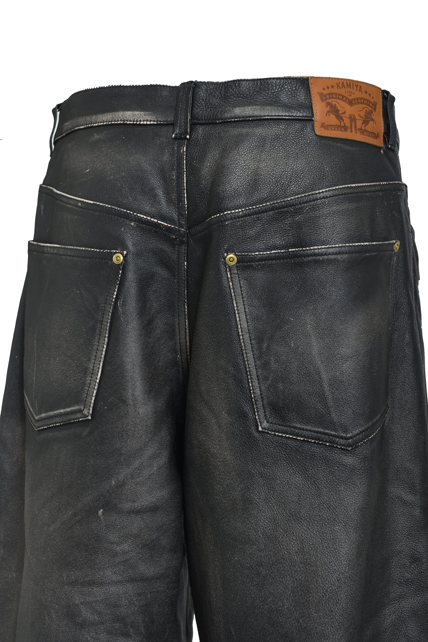 DISTRESSED LEATHER BERMUDA SHORTS / BLK