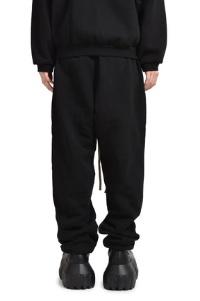 FLEECE ESSENTIAL SWEATPANT / BLK