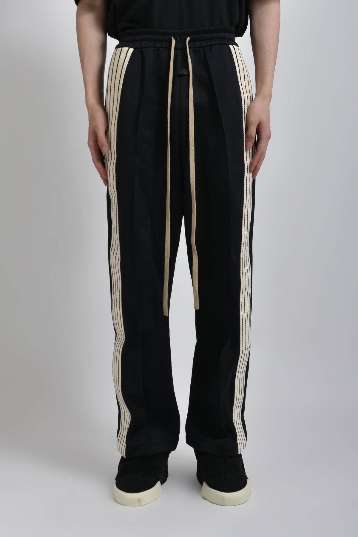 PINTUCK AND STRIPE RELAXED SWEATPANT / BLK
