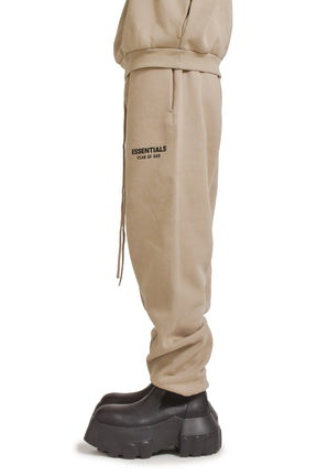 FLEECE ESSENTIAL SWEATPANT / DESERT SAND