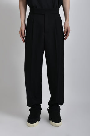 SINGLE PLEAT TAPERED TROUSER / BLK