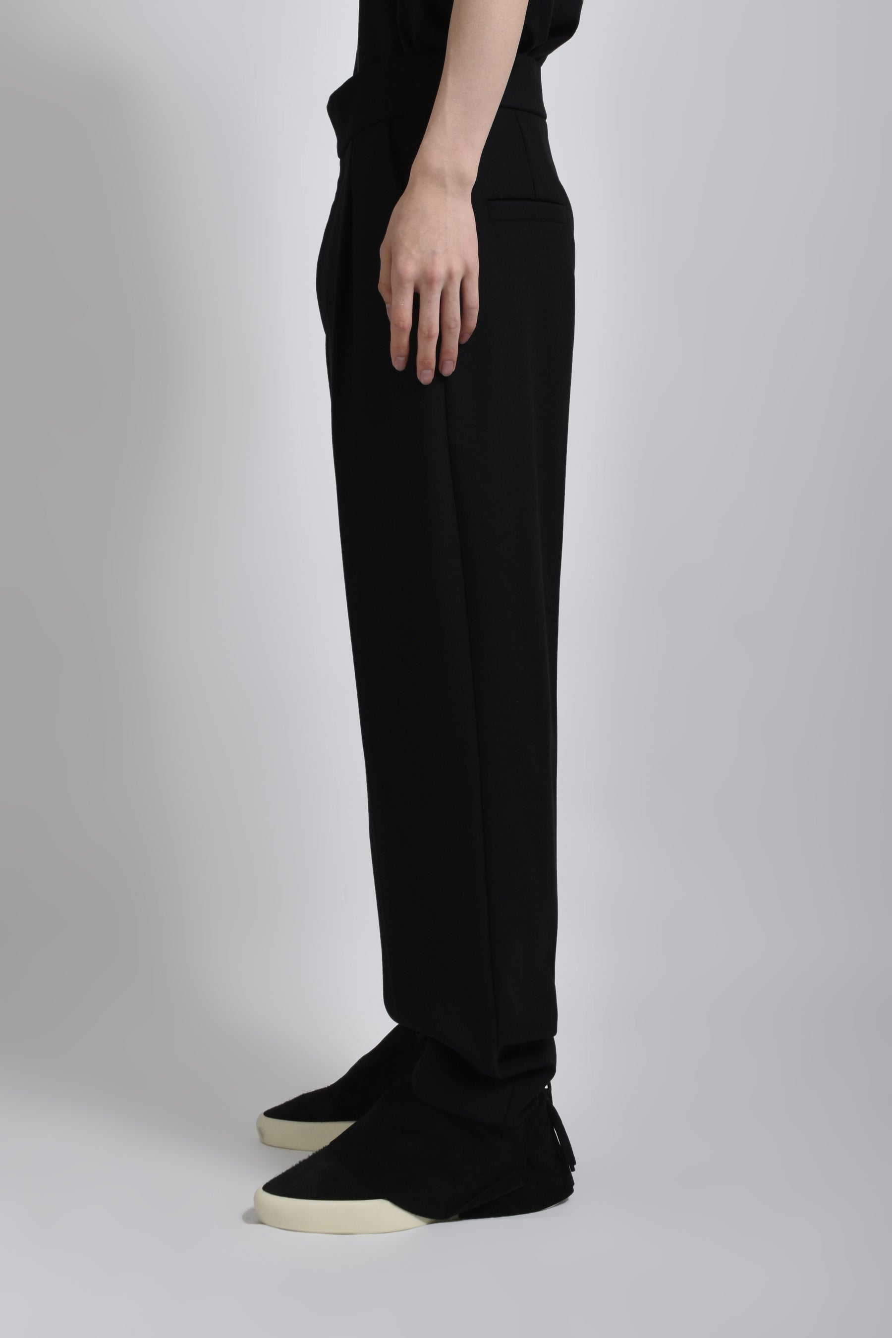 SINGLE PLEAT TAPERED TROUSER / BLK