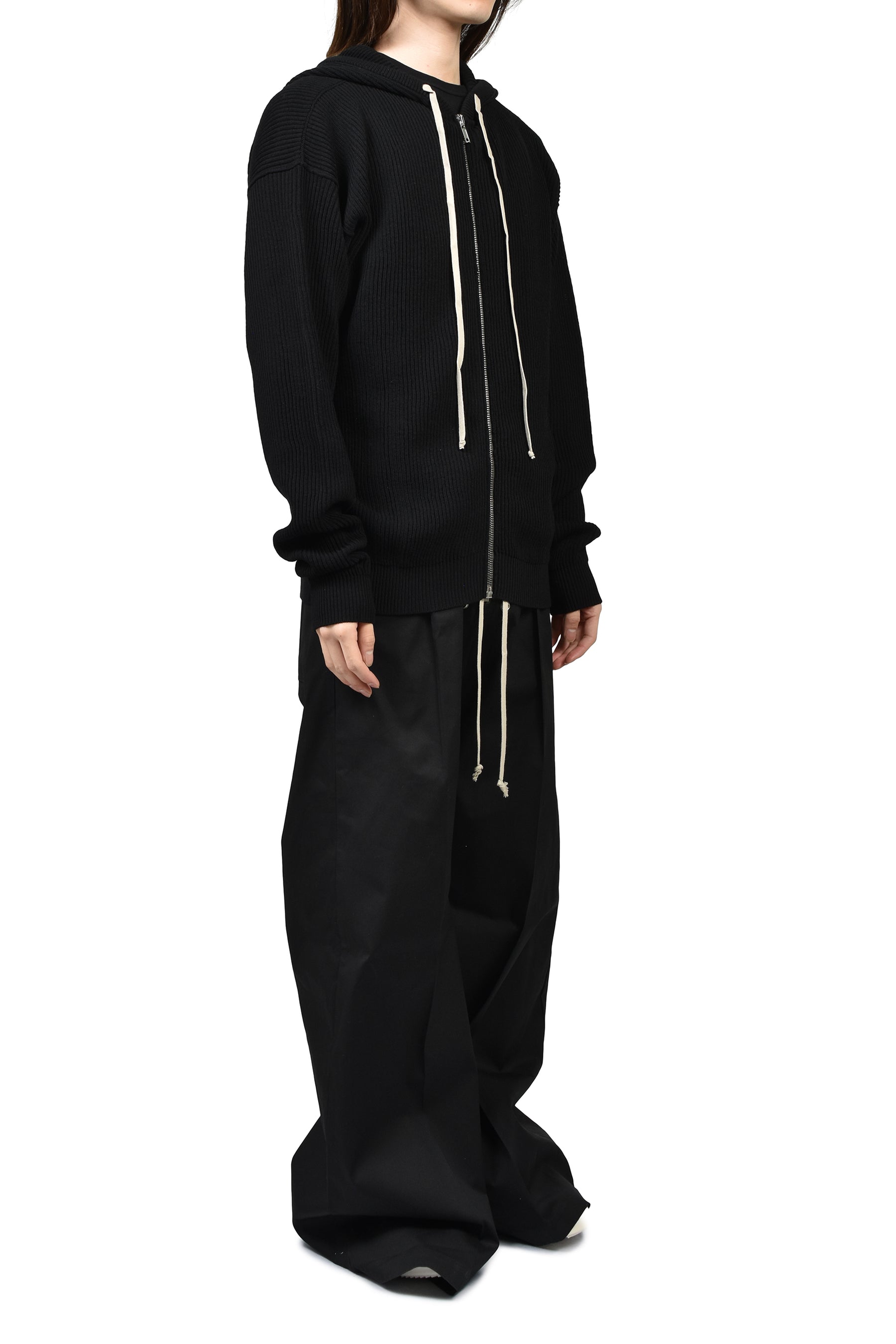 ZIPPED HOODIE / BLK