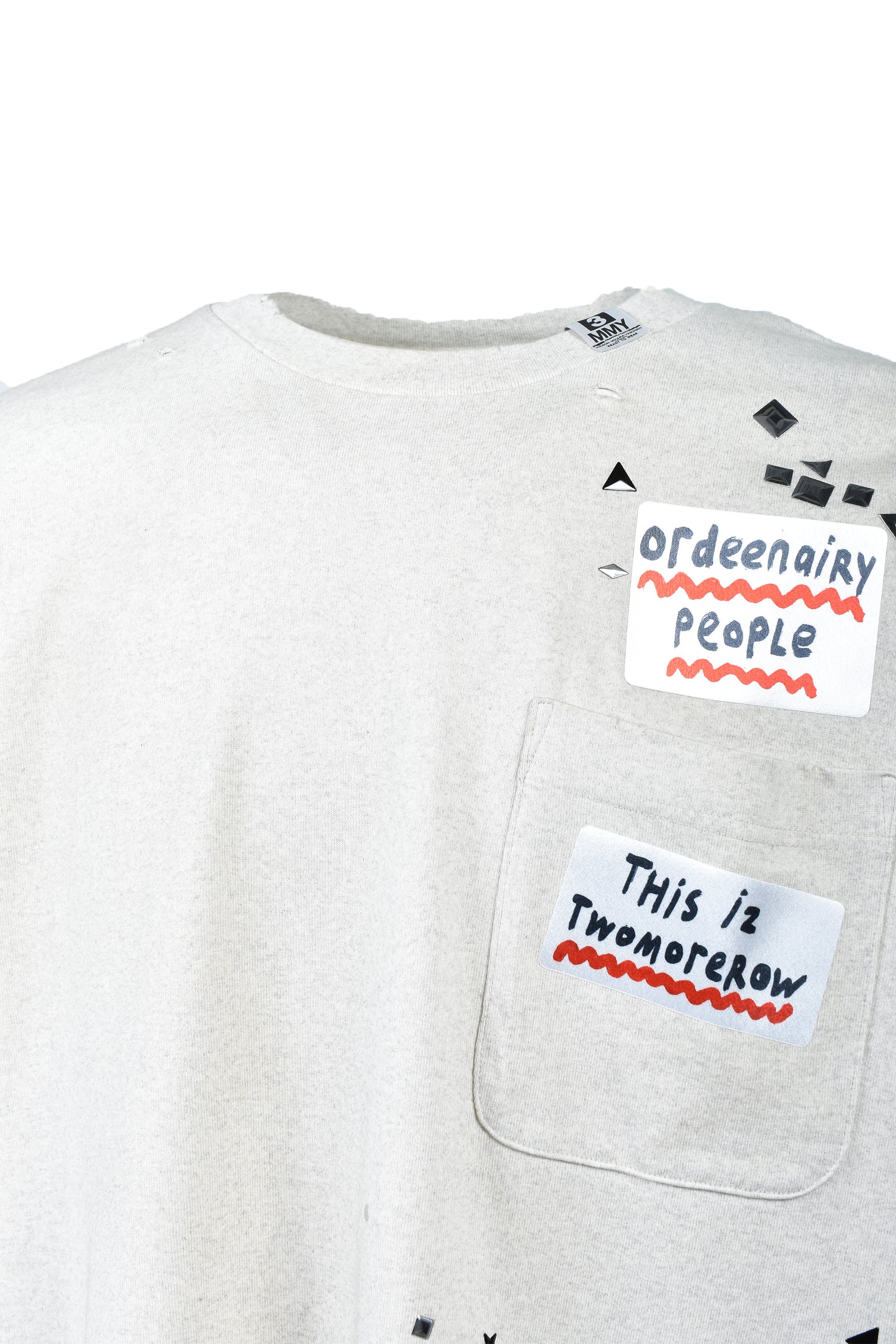 EMBELLISHED STICKER LONG SLEEVES TEE / WHT