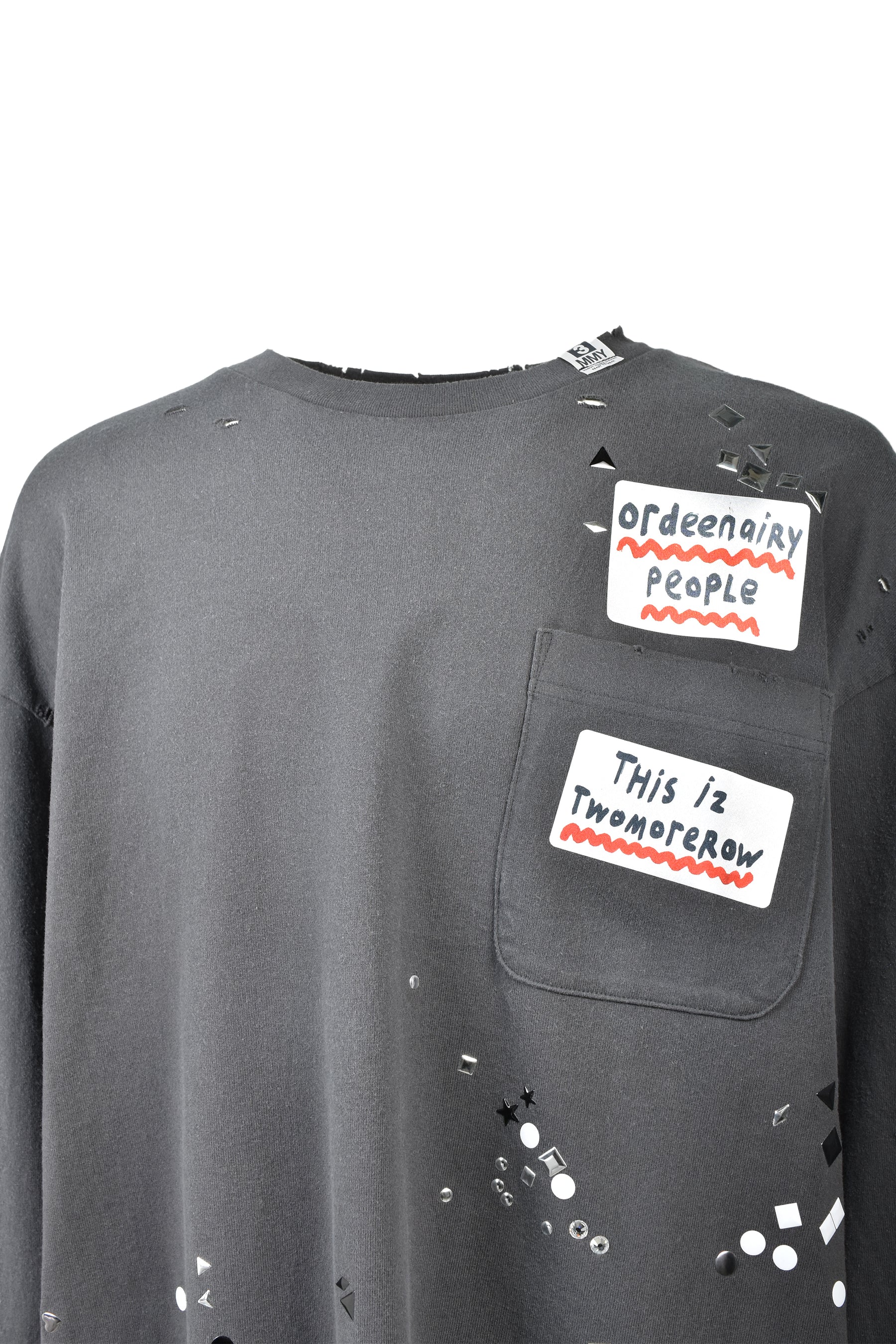 EMBELLISHED STICKER LONG SLEEVES TEE / BLK