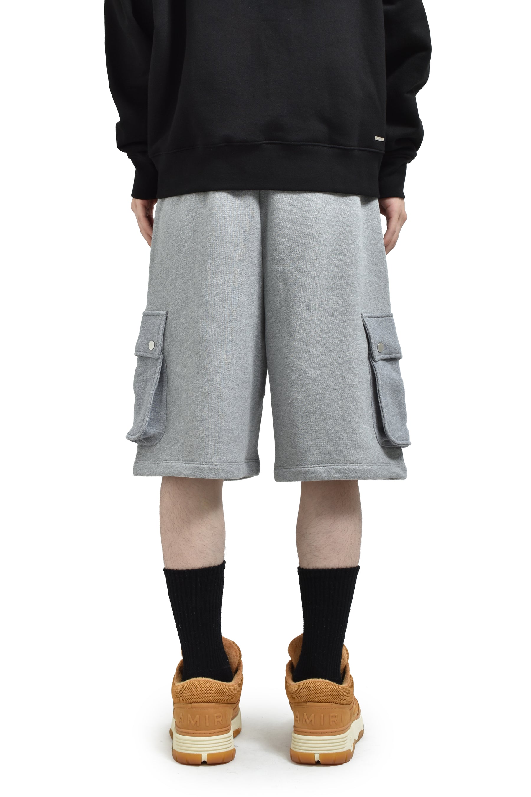 AMIRI STENCIL CARGO SHORT / GRY