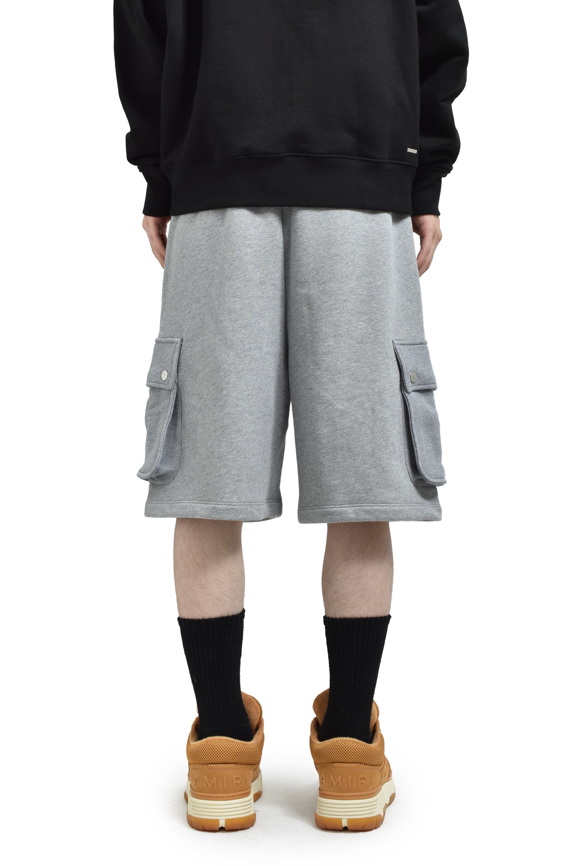 AMIRI STENCIL CARGO SHORT / GRY