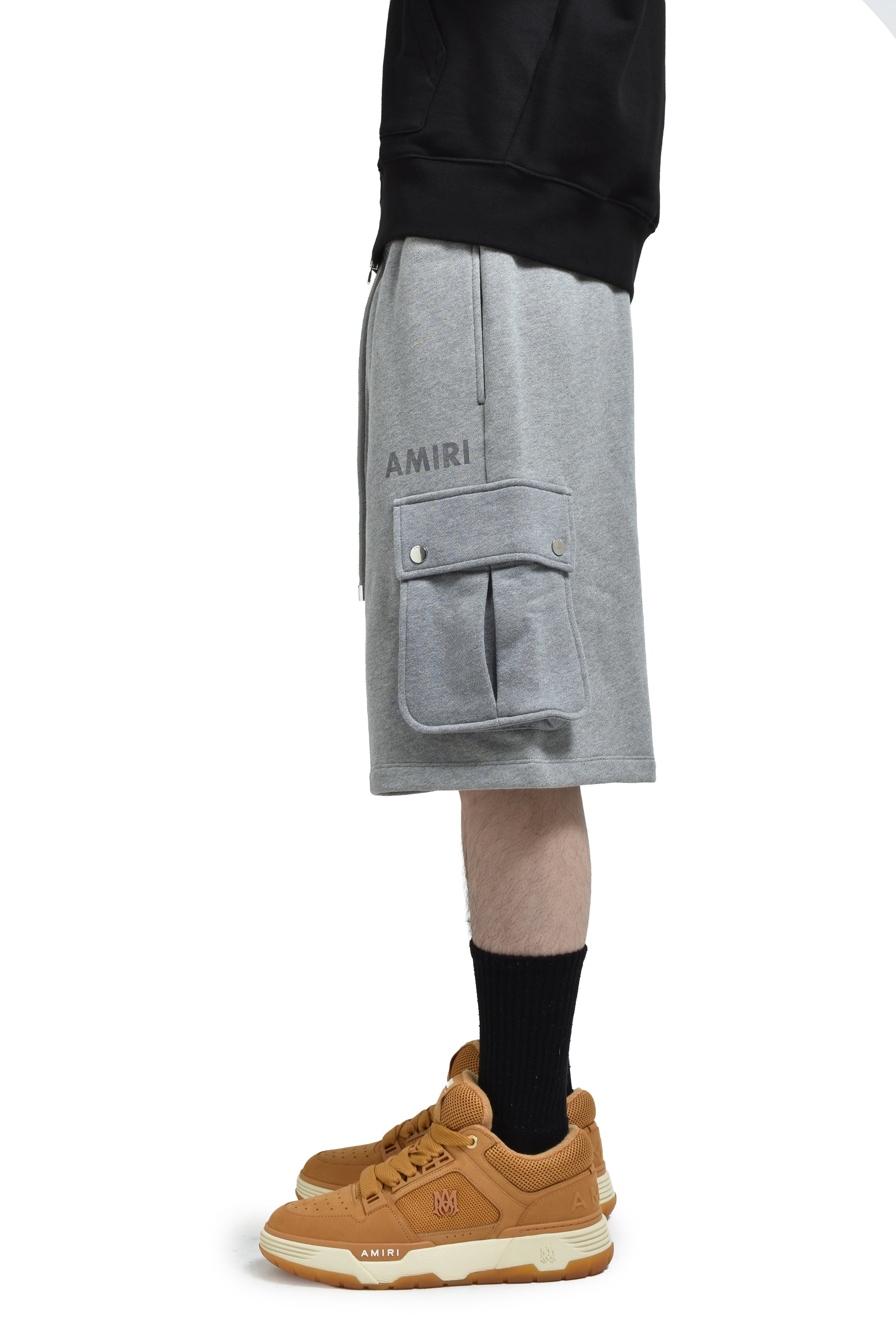 AMIRI STENCIL CARGO SHORT / GRY
