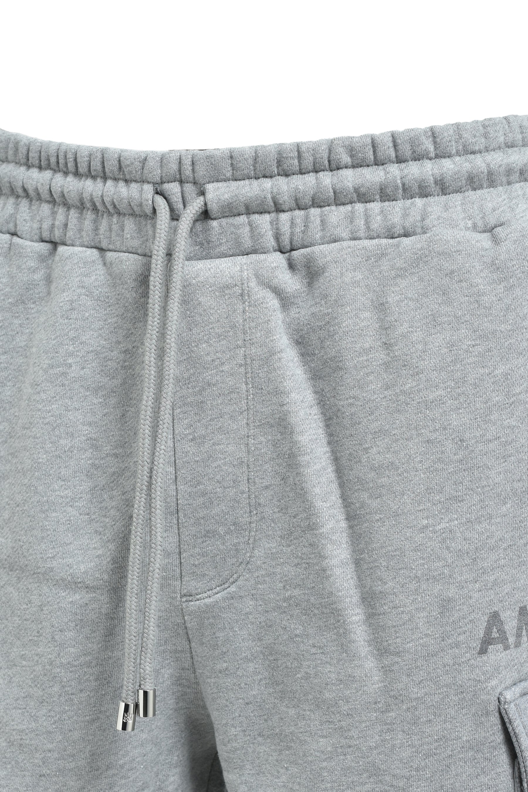 AMIRI STENCIL CARGO SHORT / GRY