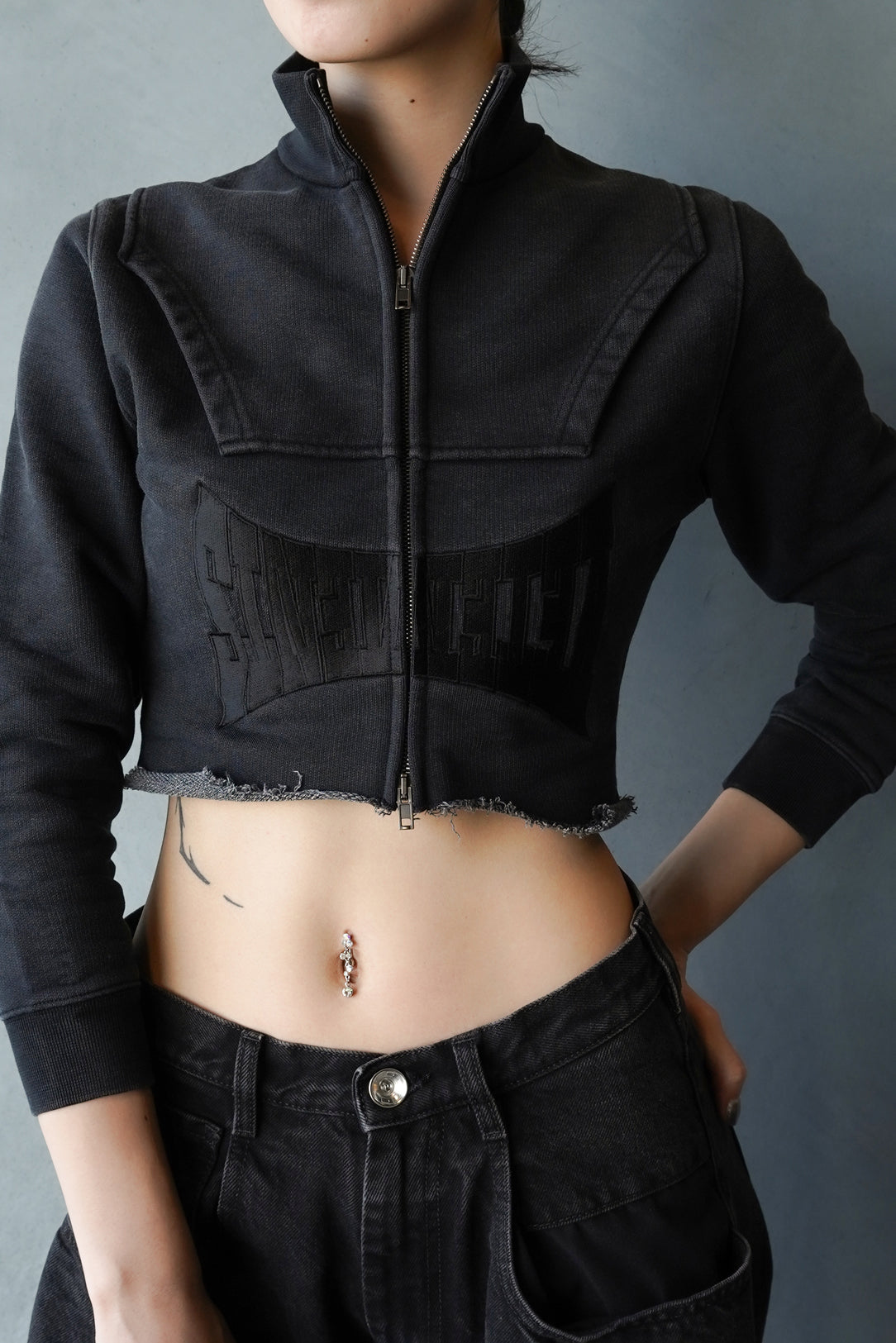 UPSIDE-DOWN LOGO ZIP-UP HOODIE / BLK