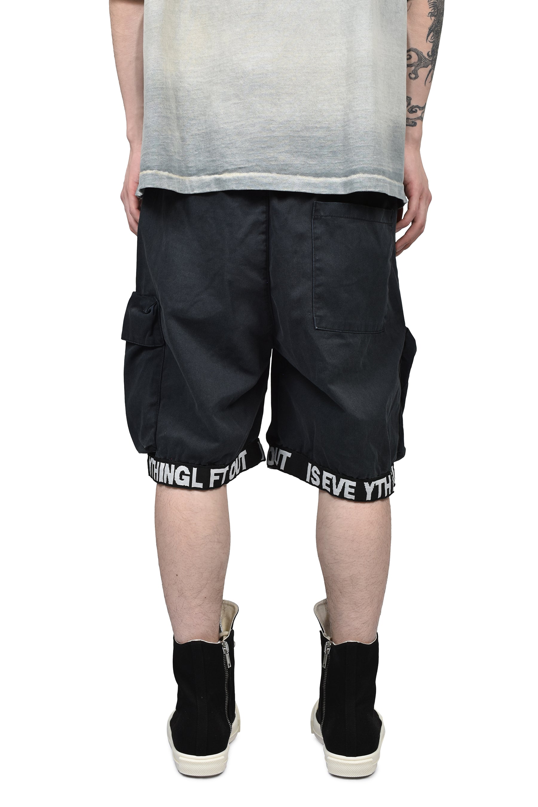 LEFT OUT SHORT / BLACK