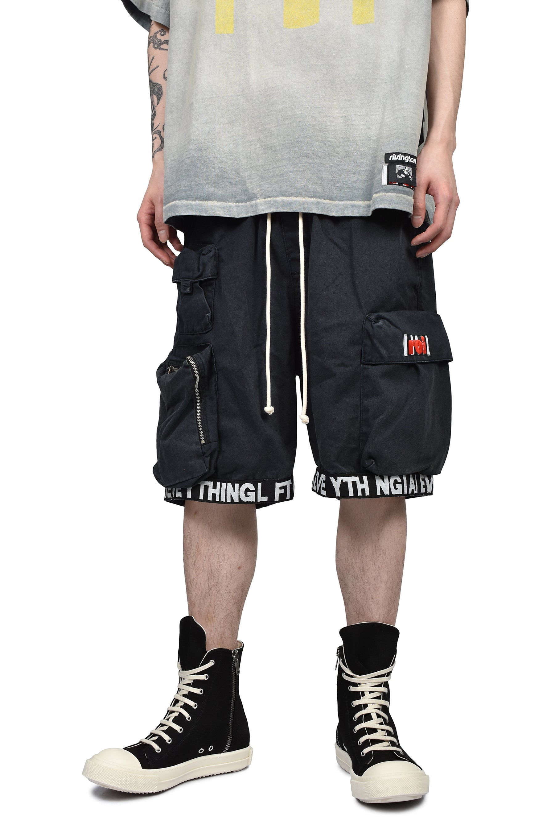 LEFT OUT SHORT / BLACK