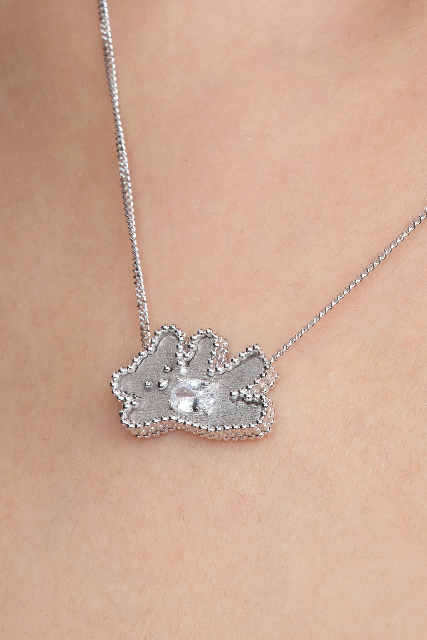 METAL GREETING BEAR NECKLACE / WHT