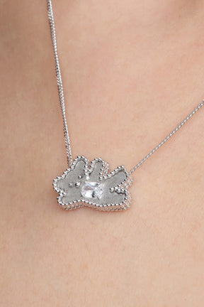 METAL GREETING BEAR NECKLACE / WHT
