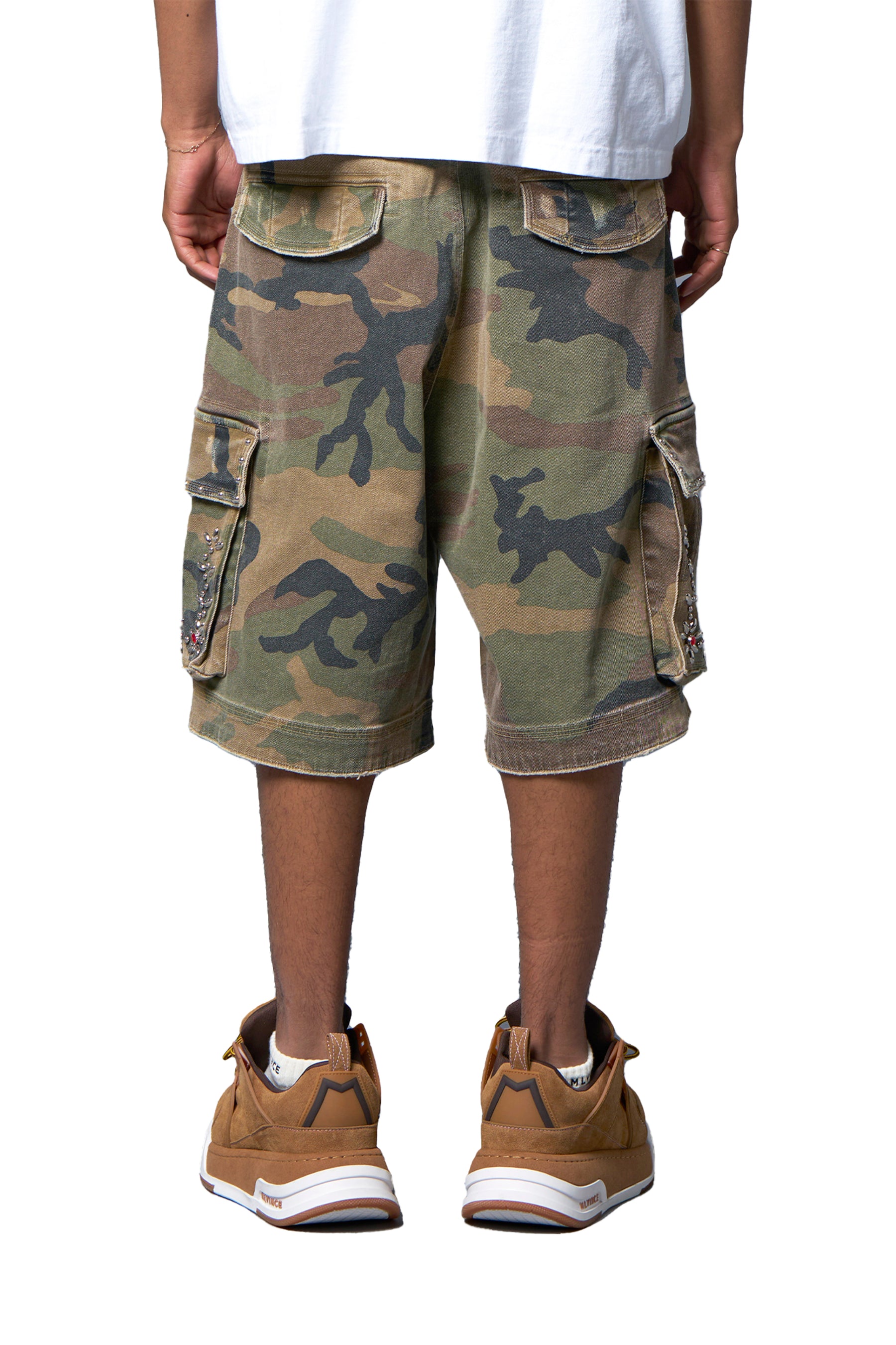 STUDDED MILITARY CARGO SHORTS / CAMO