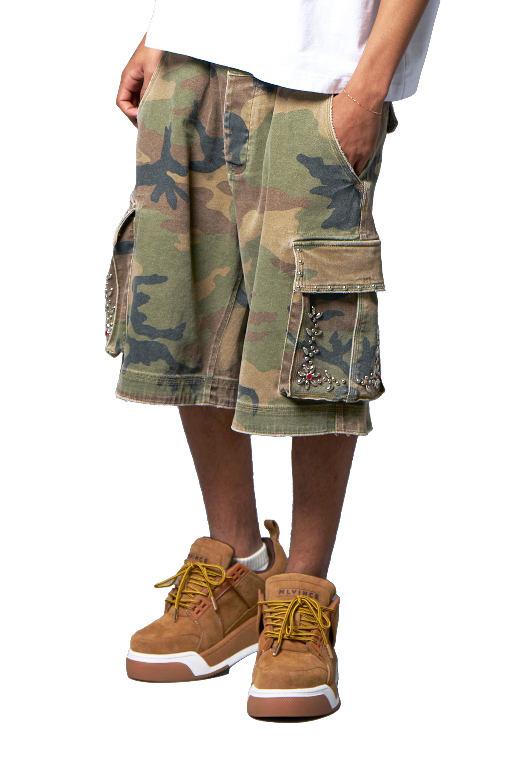 STUDDED MILITARY CARGO SHORTS / CAMO
