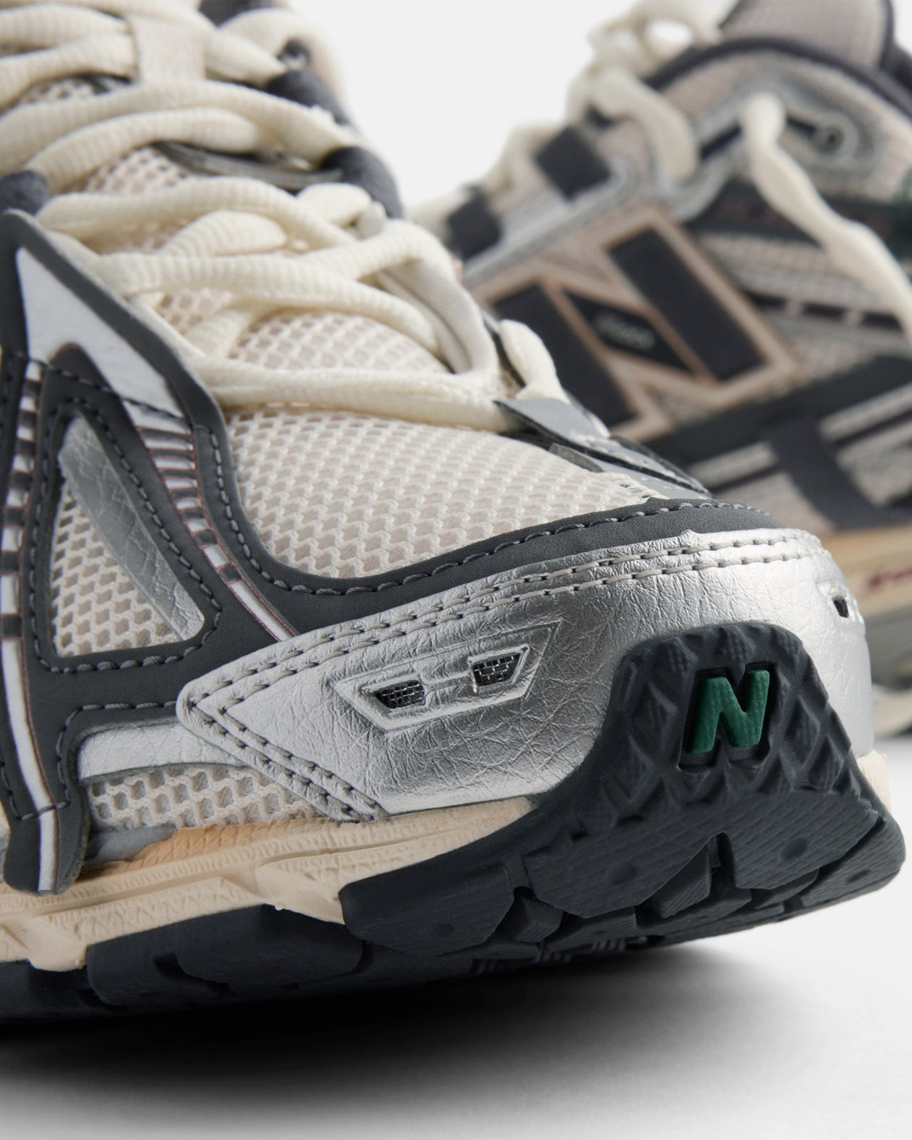 8月2日(金)発売開始<br>New Balance M1906AD